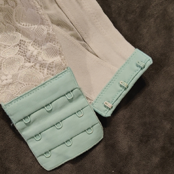 Victoria's Secret White Lace Bra with Floral Accents - Picture 6 of 7